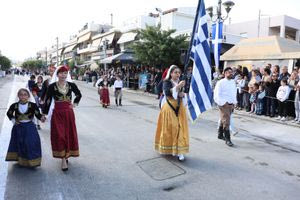 Με λαμπρότητα και περηφάνια η μαθητική παρέλαση στη Ν. Αλικαρνασσό – φωτογραφίες