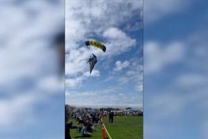 Αλεξιπτωτιστής έπεσε πάνω στους θεατές σε αεροπορική επίδειξη στις ΗΠΑ (βίντεο)