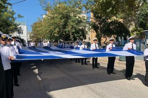 Χίος: Η τεράστια ελληνική σημαία υψώθηκε στο λιμάνι του νησιού για την 28η Οκτωβρίου