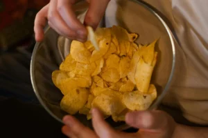 Το «κόλπο» των εταιρειών με τις μισοάδειες συσκευασίες στα πατατάκια