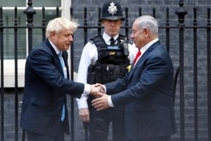 «Βρέθηκε κοριός στο μπάνιο μου μετά την επίσκεψη του Νετανιάχου», ισχυρίζεται ο Μπόρις Τζόνσον