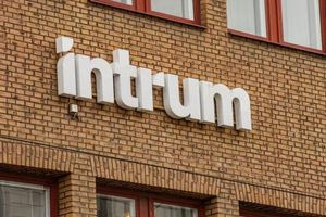Intrum: Πώς ο μεγαλύτερος εισπράκτορας χρεών πνίγηκε στα δικά του χρέη