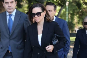 Ολγα Κεφαλογιάννη και Μίνως Μάτσας στα δικαστήρια για τα ασφαλιστικά μέτρα – «Λύγισε» μπροστά στην κάμερα η Υπουργός (βίντεο)