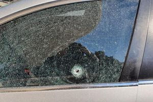 Πυροβόλησε τρία αυτοκίνητα και έστειλε “μήνυμα” στη… φυλακή