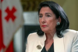 Η πρόεδρος της Γεωργίας δεν αναγνωρίζει τη νίκη του φιλορωσικού κόμματος στις εκλογές