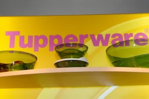 Η Tupperware γλίτωσε τον πλειστηριασμό – Τι συμφώνησε με τους δανειστές