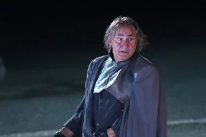 Άκης Σακελλαρίου: Βρέθηκε στη σκηνή του θεάτρου με αμαξίδιο μετά το σοβαρό τροχαίο