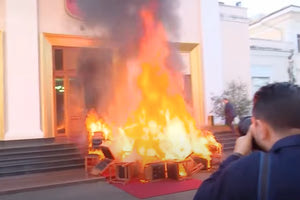 Αλβανία: Βουλευτές πέταξαν αντικείμενα και έκαψαν καθίσματα 