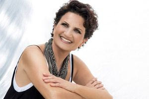 Άλκηστις Πρωτοψάλτη: «Η μητέρα μου αντιστάθηκε πολύ στο να ασχοληθώ με το τραγούδι»