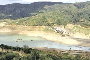 «Σφίγγει» η στρόφιγγα στον Αποσελέμη: Στην τελευταία στάθμη υδροληψίας το φράγμα