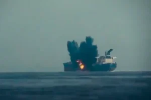 Ερυθρά Θάλασσα: Οι Χούθι χτύπησαν τάνκερ με τηλεκατευθυνόμενο σκάφος γεμάτο εκρηκτικά – Δείτε βίντεο