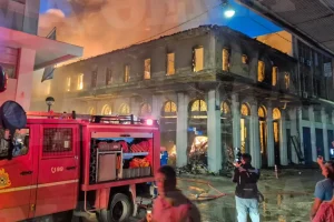 Φωτιά στον Πειραιά: Μήνυμα από το 112