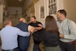 Σέρρες: Αντιδήμαρχοι πιάστηκαν στα χέρια για τη διαχείριση των μηχανημάτων έργων – Δείτε το βίντεο