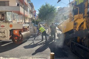 Στα Καμίνια συνεχίζονται οι ασφαλτοστρώσεις