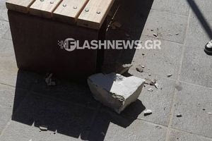 Χανιά: Κομμάτι μπαλκονιού «προσγειώθηκε» στο πεζοδρόμιο δίπλα από τουρίστες