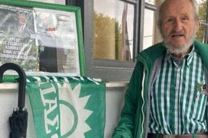 Έβαλε τα πράσινα, πήρε τη γκλίτσα με τον… σκαλισμένο ήλιο και πήγε στην κάλπη μαζί με κορνίζες του Ανδρέα Παπανδρέου!