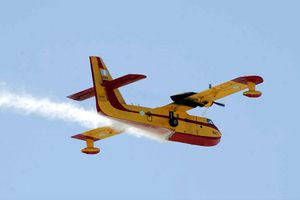 Ενάερια μέσα επιχειρούν για την πυρκαγιά στα Χανιά