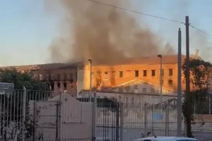 Νίκαια: Φωτιά σε εγκαταλελειμμένο εργοστάσιο στη Θηβών