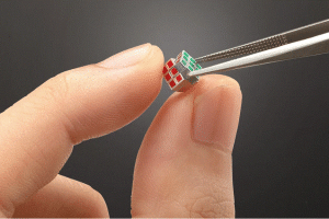 Αυτός είναι ο μικρότερος κύβος του Ρούμπικ στον κόσμο – Και πραγματικά λειτουργεί