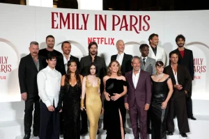 Μακρόν: Θα δώσω μάχη για να μείνει η Emily in Paris στη Γαλλία