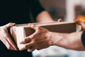 Τσάκωσαν νεαρό με «φορτωμένο» δέμα έξω από εταιρεία κούριερ στα Χανιά