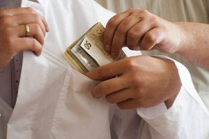 Ο ΙΣΑ ζήτησε τα στοιχεία του γιατρού που συνελήφθη για φακελάκι στο Ιπποκράτειο