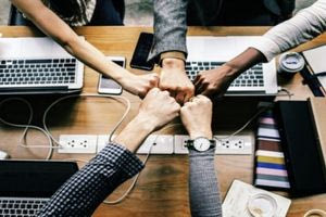 Eταιρείες που προσφέρουν πολλαπλά οφέλη στους εργαζόμενους