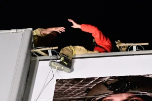 Ολονύχτια διαμαρτυρία των εποχικών πυροσβεστών στο υπουργείο Πολιτικής Προστασίας – Πυροσβέστης απείλησε να αυτοκτονήσει