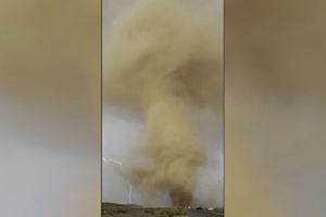 Εντυπωσιακός ανεμοστρόβιλος σκόνης στα Ηνωμένα Αραβικά Εμιράτα (vid)