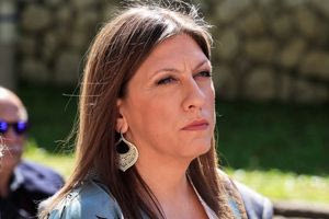 Οι ευχές της Ζωής στη Ν.Δ και τα… χρωστούμενα 500 εκ. ευρώ