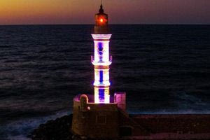 Στα γαλανόλευκα ο Φάρος στο Ενετικό Λιμάνι Χανίων ενόψει της 28ης Οκτωβρίου