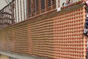 Θεσσαλονίκη: «Έντυσε» το μπαλκόνι του σπιτιού με… καπάκια μπύρας