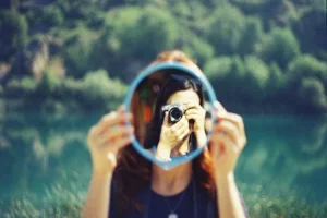 Ψυχολόγοι εξηγούν γιατί πολλοί από εμάς απεχθανόμαστε την εικόνα μας στις φωτογραφίες