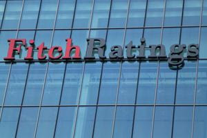 Fitch: Σταθερή ανάπτυξη με μείωση χρέους στην Ελλάδα