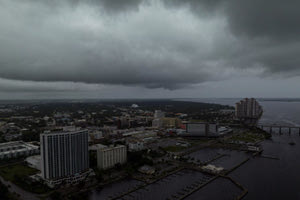 Φλόριντα: «Αν δε φύγετε, γράψτε το όνομά σας με μαρκαδόρο για να σας ταυτοποιήσουμε»