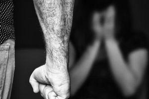 Tην χτύπησε και την απείλησε με “ροζ βίντεο” αν χωρίσουν!