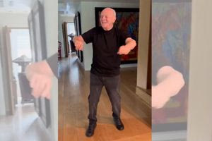 Το συρτάκι του Άντονι Χόπκινς στο Instagram: «Χόρεψε σαν να μη σε βλέπει κανείς»