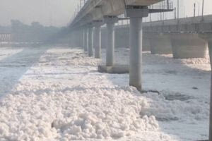 Ινδία: Ο ποταμός Γιαμούνα καλύφθηκε με παχύ στρώμα τοξικού αφρού από τα απόβλητα