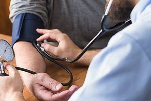 Πίεση: Το λάθος στη θέση του χεριού που πρέπει να αποφεύγουμε όταν τη μετράμε στο σπίτι