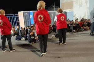 Καλαμάτα: Στο λιμάνι 81 μετανάστες που διασώθηκαν ανοιχτά της Πύλου – Ανάμεσα τους και 21 παιδιά