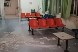 ΚΑΤ: Έπεσε ταβάνι στο διάδρομο του νοσοκομείου – Από τύχη δεν χτύπησαν ασθενείς και εργαζόμενοι