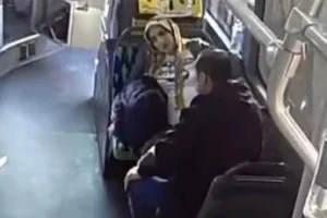 Βίντεο: Έγκυος στον 7ο μήνα γέννησε μέσα σε λεωφορείο στην Κωνσταντινούπολη