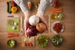 Κρεμμύδια: 4 tips για να μην κλαίτε όταν τα καθαρίζετε