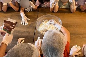 Μαθητές του νηπιαγωγείου μαθαίνουν για τη κρητική διατροφή