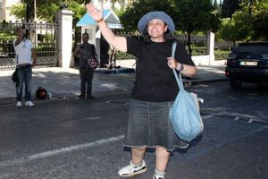 «Παρέμβαση» της Ελένης Λουκά έξω από τα γραφεία του ΠΑΣΟΚ