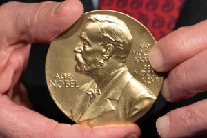 Ξύπνησαν χαράματα τον Γκάρι Ράκβιν για να του πουν ότι πήρε το… Νόμπελ!