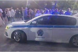 Ηράκλειο: Συνοδεία περιπολικού έφτασε η νύφη στην εκκλησία!