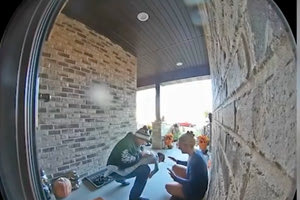 ΗΠΑ: Η συγκλονιστική στιγμή που ένας άνδρας σώζει παιδί από πνιγμό