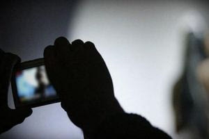 Ουαλία: Κατείχε γυμνές φωτογραφίες από τουλάχιστον 200 ανήλικα κορίτσια