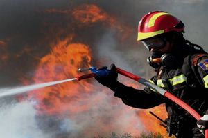 Φωτιά στην Ηλεία: Τραυματίστηκε σοβαρά στο πόδι ένας πυροσβέστης